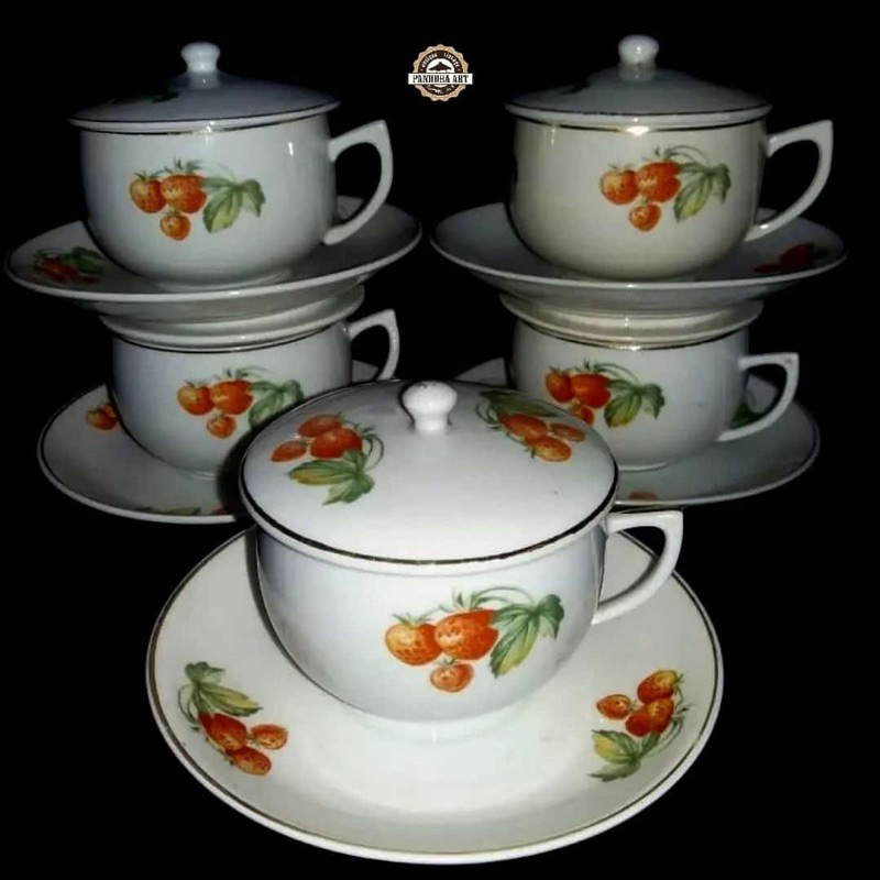 Cangkir kopi lawas bulat buah strawbery