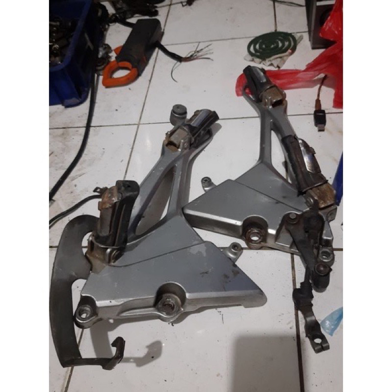 Satu set footstep tiger revo bostep tirev original set pedal rem preslneleng postep tirev ori