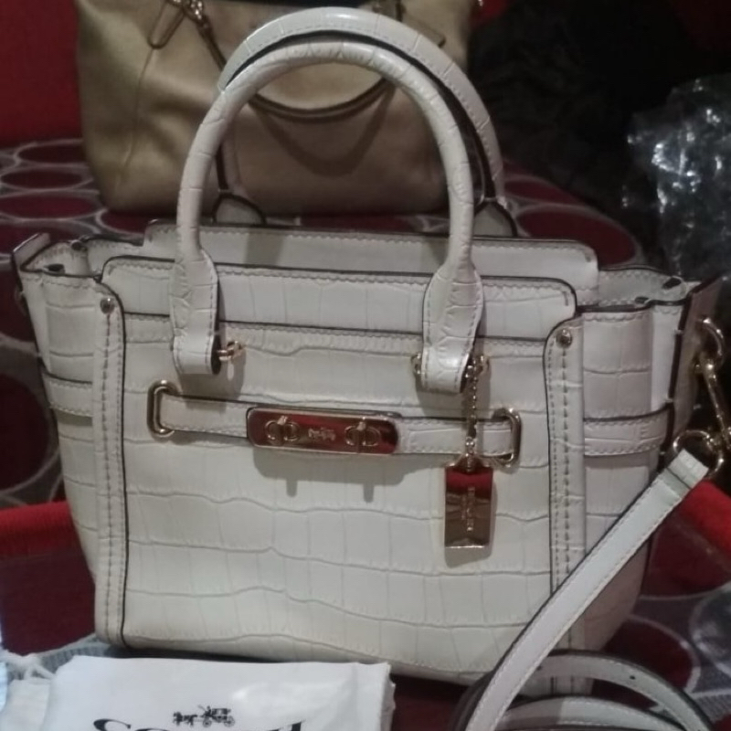 Preloved Coach swagger 21 chalk