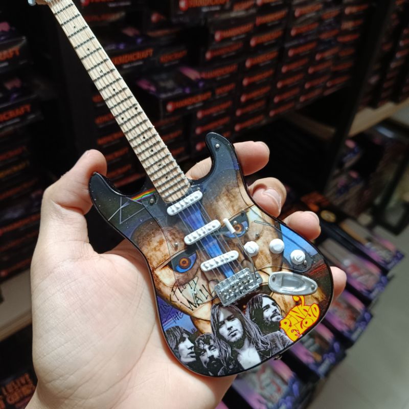miniatur gitar fender stratocaster PINK FLOYD FREE STAND skala 1:4