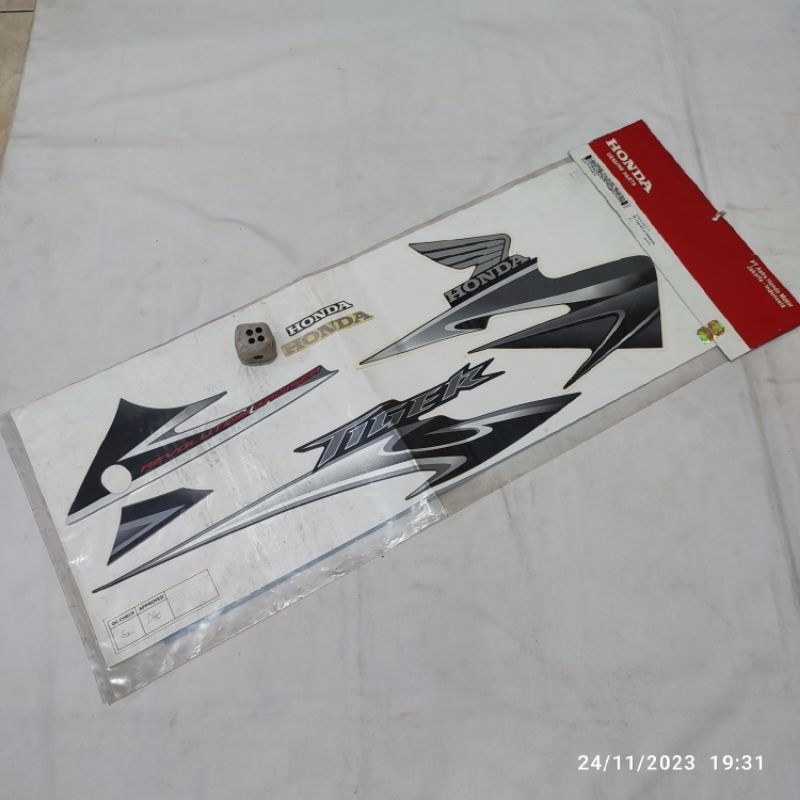 Striping sticker stiker Honda tiger revo tirev violet kanan original AHM