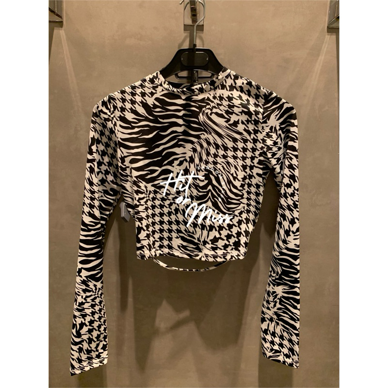 Sale Ori Branded Bershka Crop Top Long Sleeves Black n White Printed / Atasan Crop Atasan Pendek Len