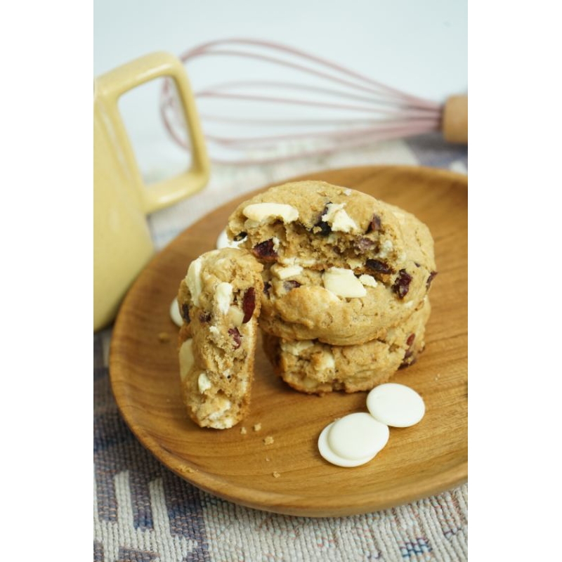 

White Chocolate Chips Soft Cookies with Walnut & Cranberries