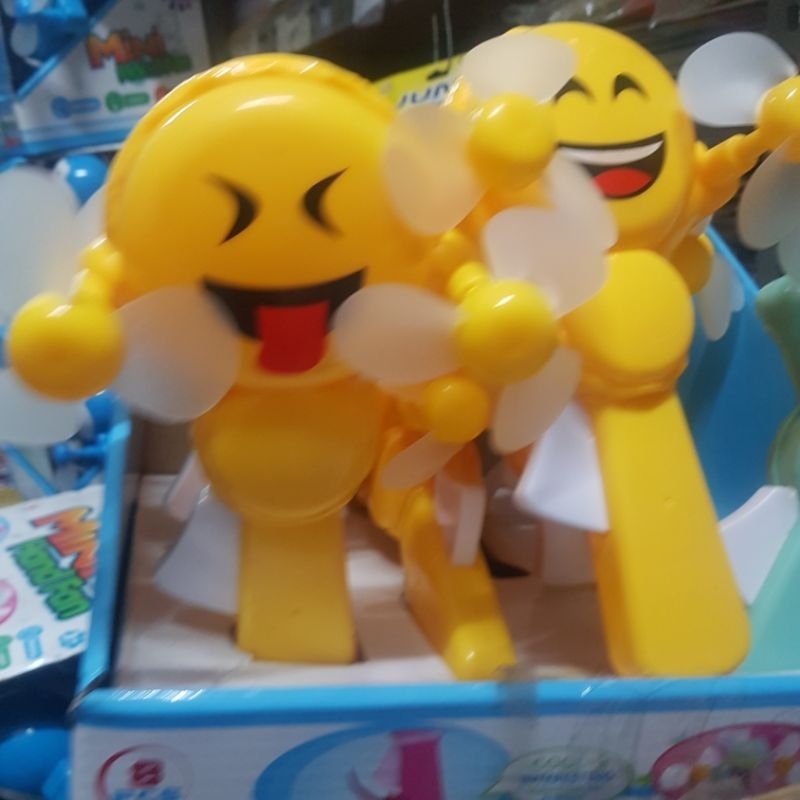 Kipas Tangan Mainan Putar Karakter / Kipas Angin Manual Motif Emoticon 881