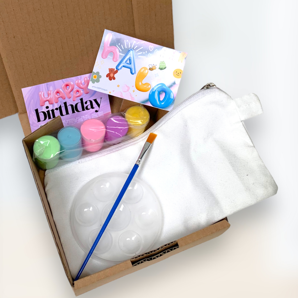 

Madefyou.id - Hampers Lukis Pouchbag Putih 20x10 cm | DIY Melukis | Hadiah | Kado | Ulang Tahun | Anniversary | Graduation | Bingkisan