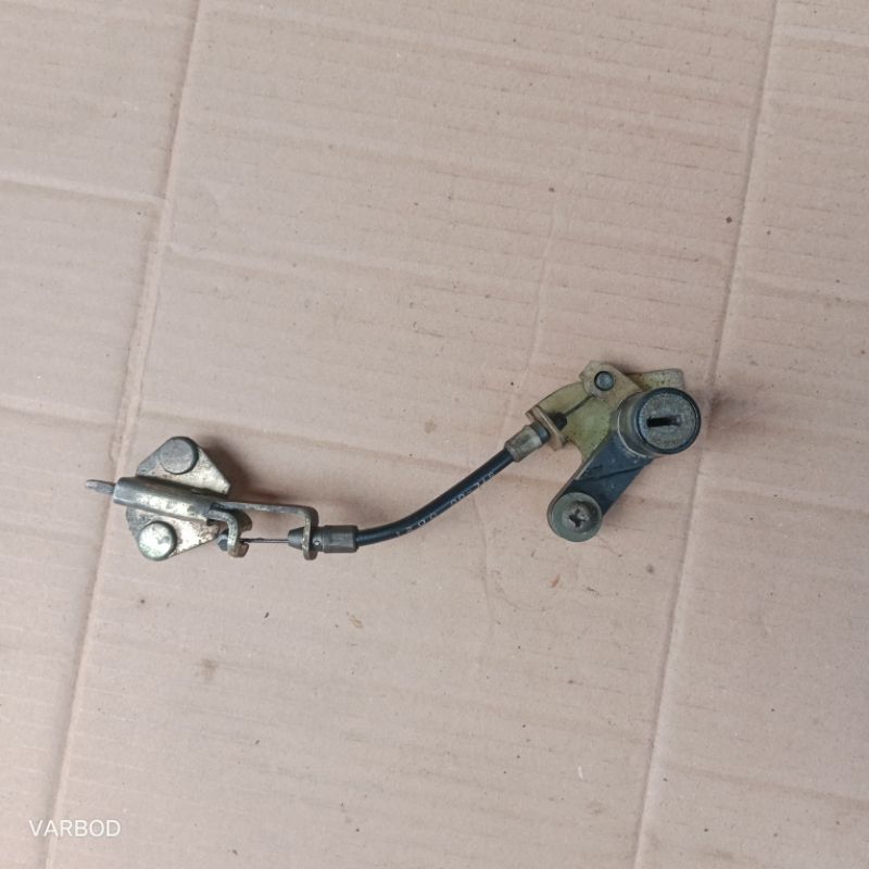 Dudukan Kunci jok belakang Engsel Jok Mio Sporty Mio Smile Mio SOUL KARBU/ ORIGINAL COPOTAN