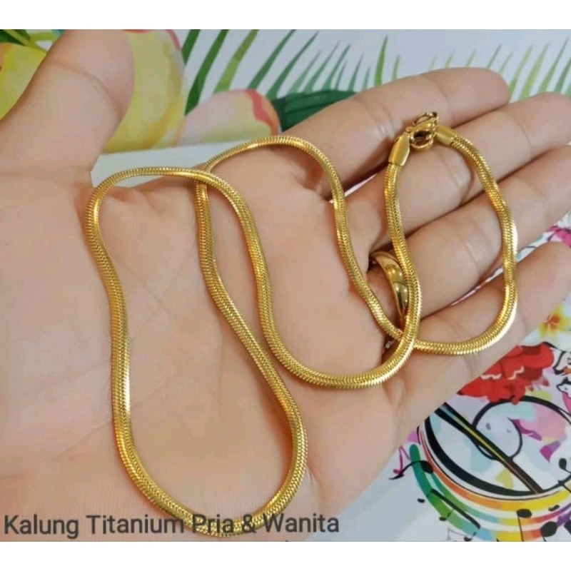 Kalung titanium model pipih warna emas pria wanita