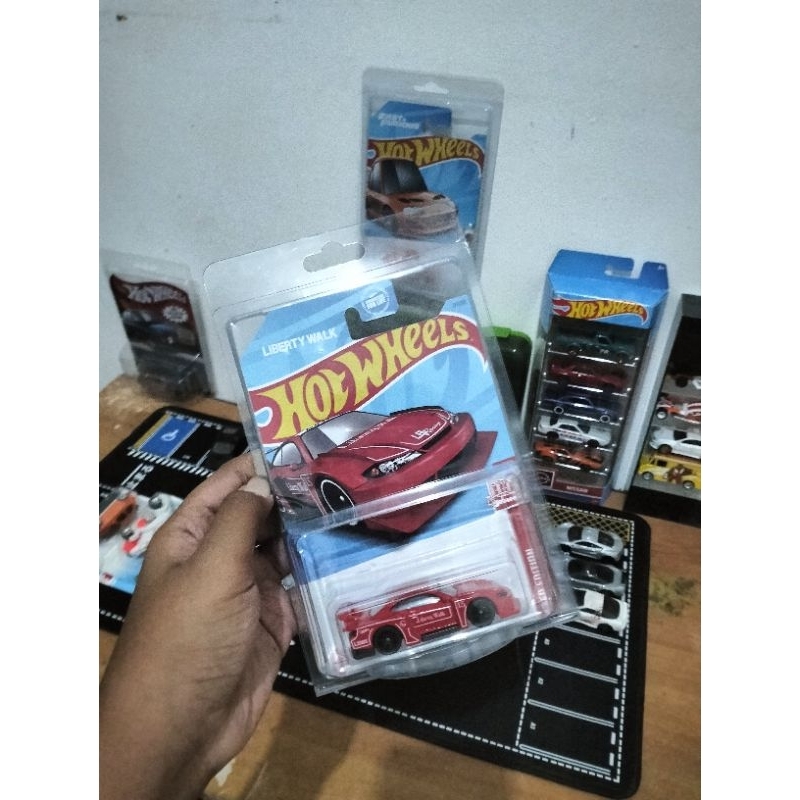 Hotwheels lbwk red edition custom