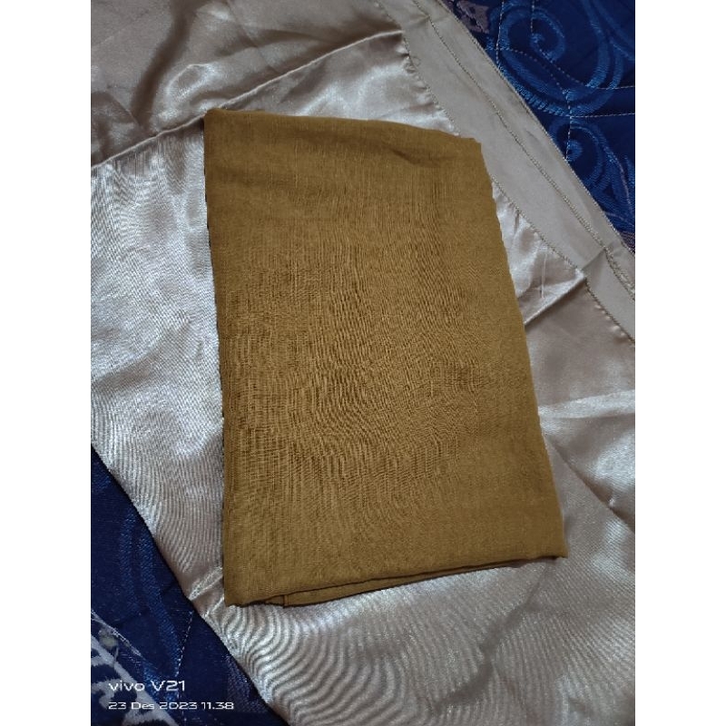 Preloved hijab segiempat Paris warna kuning kunyit