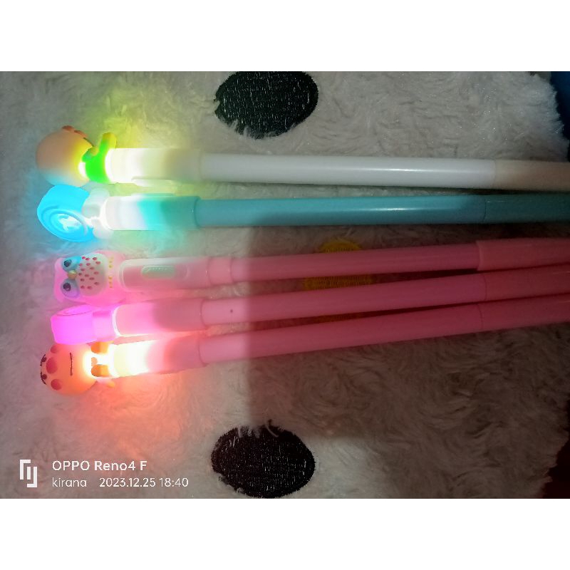 

Pulpen Gel Karakter Led 3 biji 2k random ada yg nyala dan mati