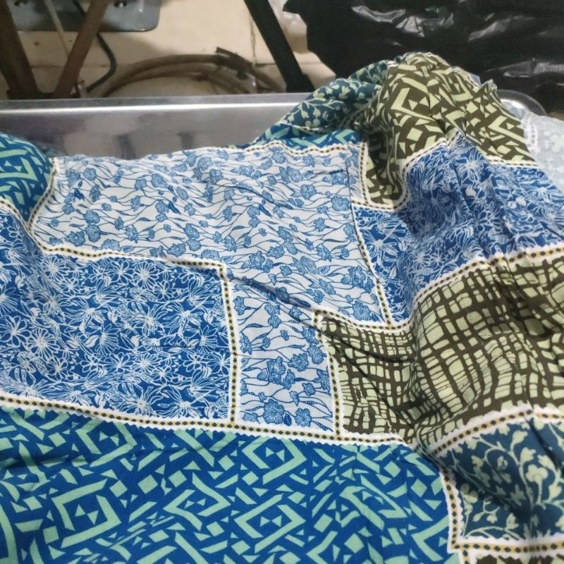 KAIN KILOAN KATUN RAYON MOTIF BUNGA BIRU