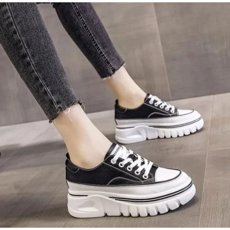 Sepatu Sneakers Wanita Terbaru Model Korean Style Sepatu Warna Hitam Putih Sepatu Bertali 2023