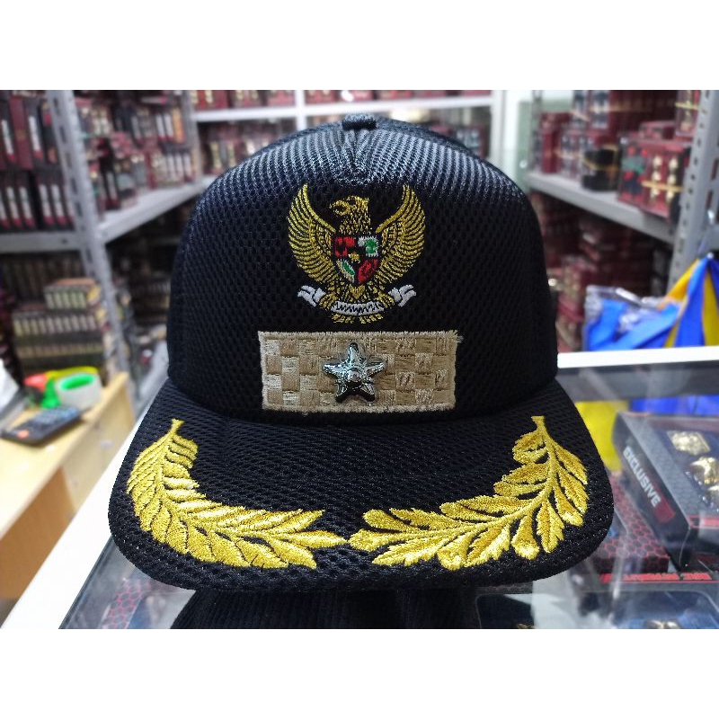 

TOPI LURAH BAHAN JARING WARNA HITAM MELATI SILVER 1