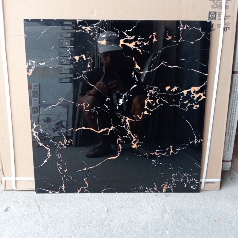 granit TORCH KW 1 hitam corak emas uk 60×60