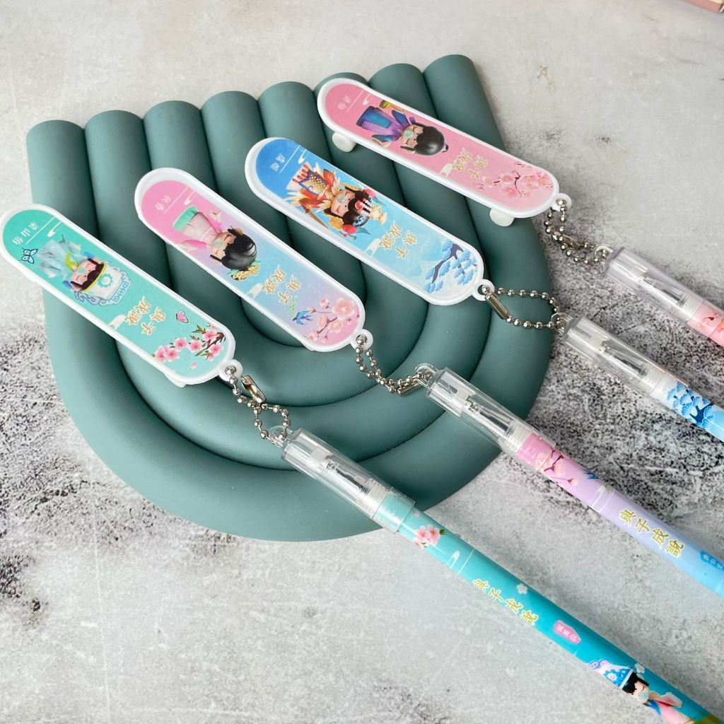 

PULPEN GANTUNGAN SKATEBOARD BESAR CEWE ANIME API PG-1027 pen gel gantungan miniatur skateboard cewe pena gel skateboard viral lucu unik kekinian