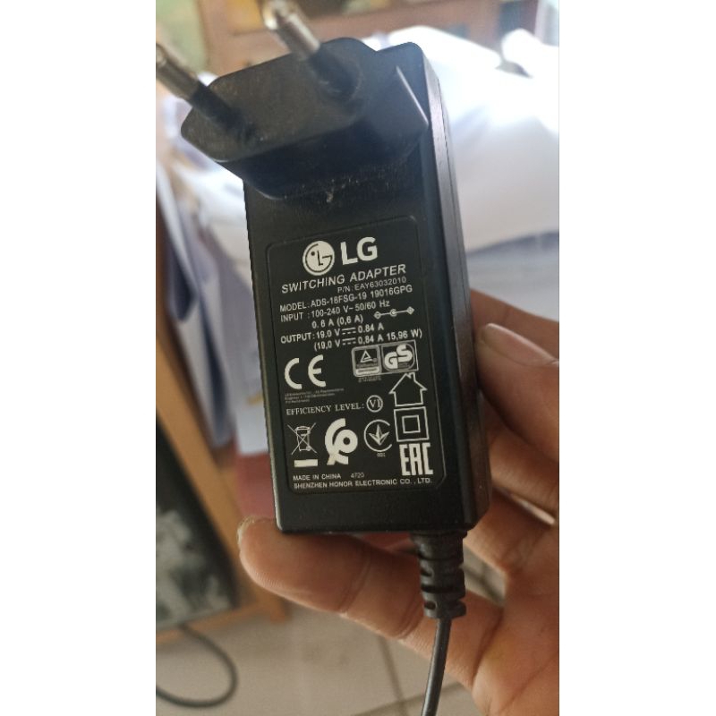 adaptor 19 volt 2 amper