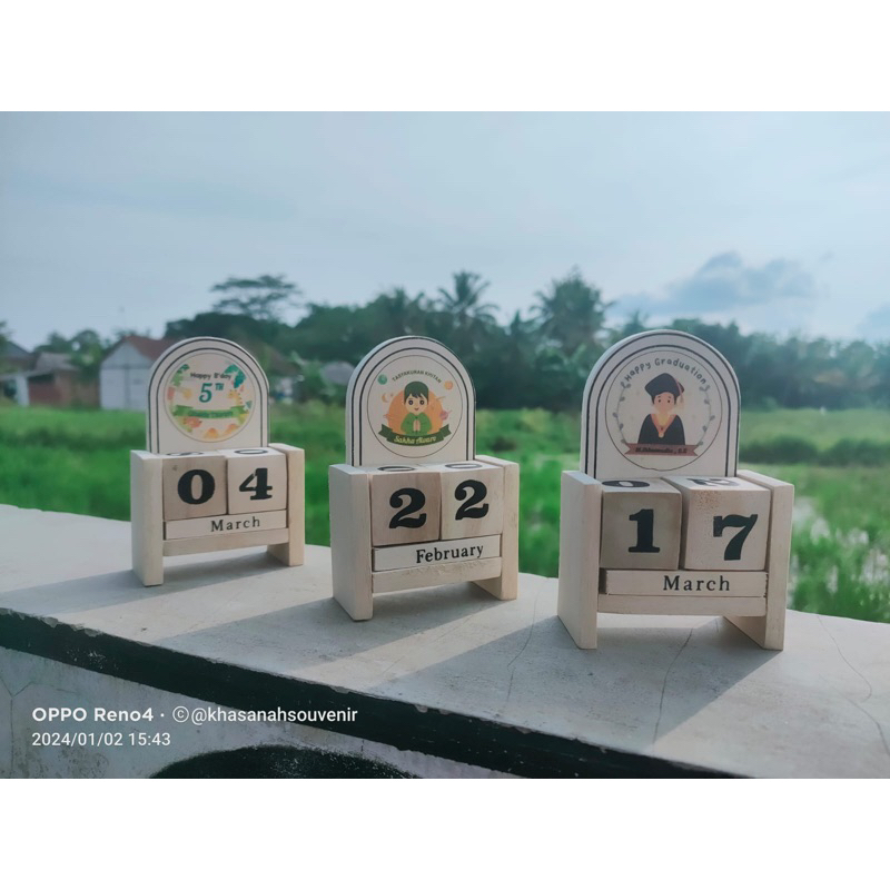 souvenir kalender abadi kayu custom desain full color