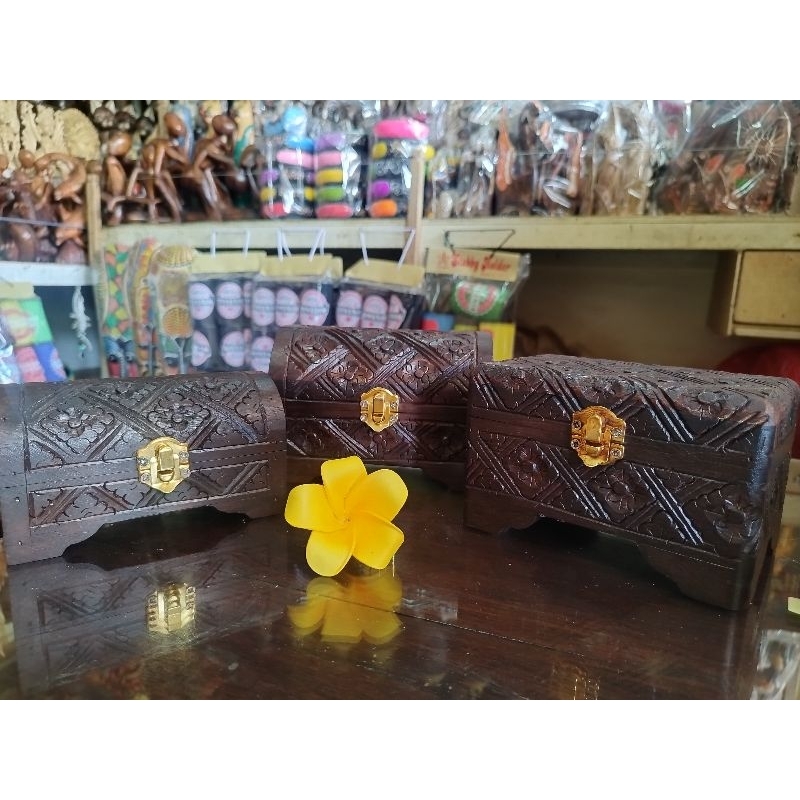 Kotak perhiasan ukiran kayu