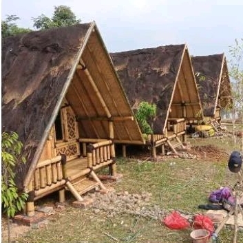 SAUNG BAMBU ATAP SEGITIGA MODEL KEKINIAN BANYAK YANG SUKA
