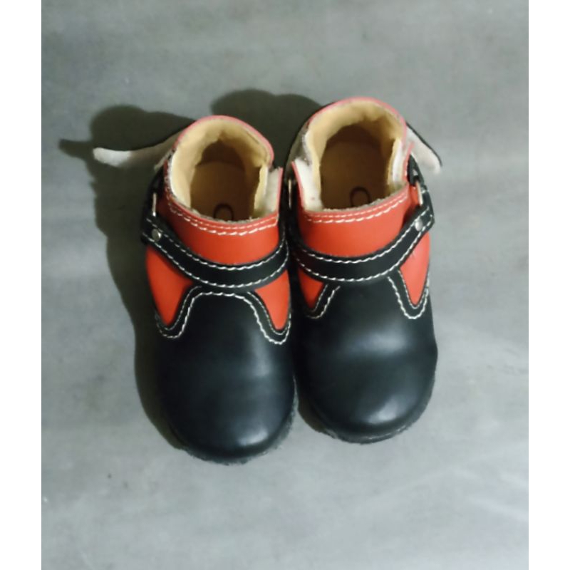 [PRELOVED] - sepatu pantofel boots anak laki-laki 2-3 tahun kombinasi merah hitam size 23 sepatu for