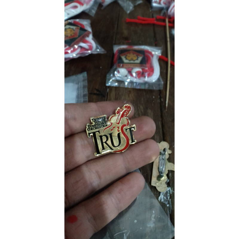 pin resin kuningan etching custom