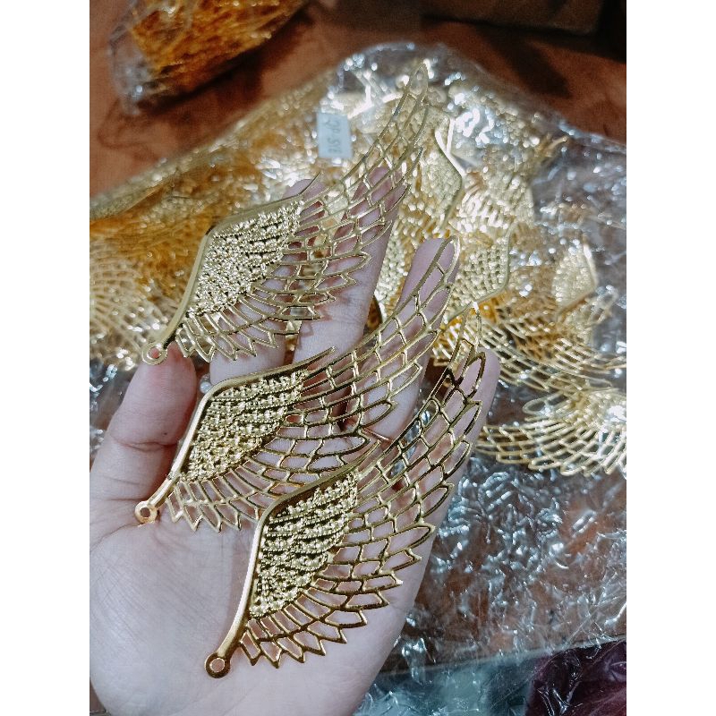 Lempengan Sayap Besar Emas