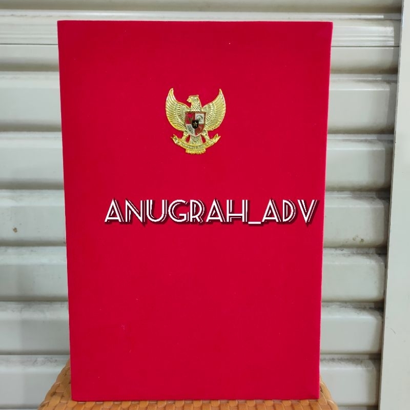 

map beludru warna merah logo garuda timbul emas