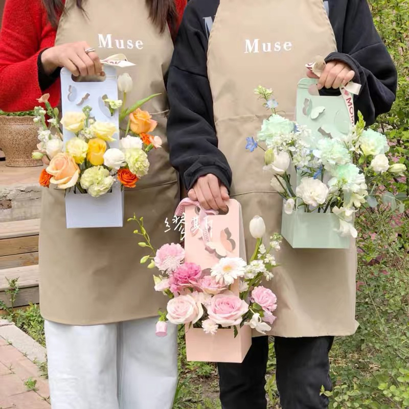 

Kotak bunga kupu kupu tenteng mini | Paper bag butterfly flower cake boneka handle premium | Box florist | Hadiah anniversary birthday graduation mothers day | Goodie bag ultah pacar bestie ibu wisuda