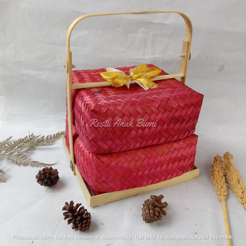 

(B011) Besek Susun 2 Tenteng Warna Merah Pita 20cm 25cm (Part 1)| box keranjang bambu box hantaran | tempat wajik kemasan | hampers makanan | seserahan unik | hampers bambu | wadah kue kering | wadah buah | wadah seserahan | gift box | hand made