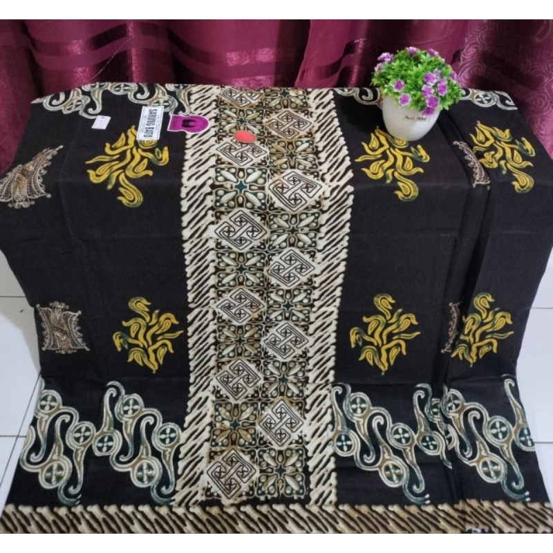 Kain Sarung Katun Corak Batik dasar hitam