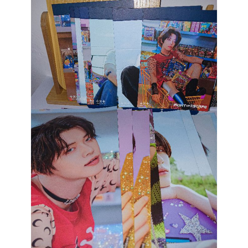 [BOOKED] TXT Fight Or Escape Postcard Cut-Out Board