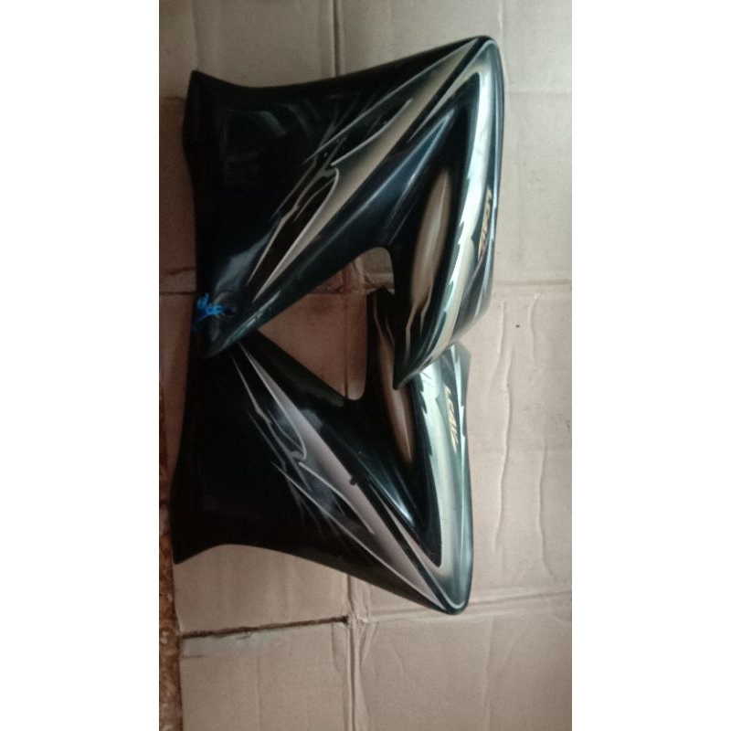 Cover kupingan tangki Vixion old hitam