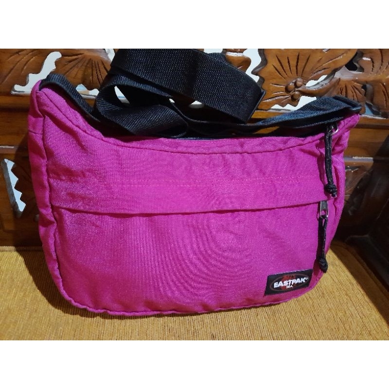 Eastpak sling bag wanita