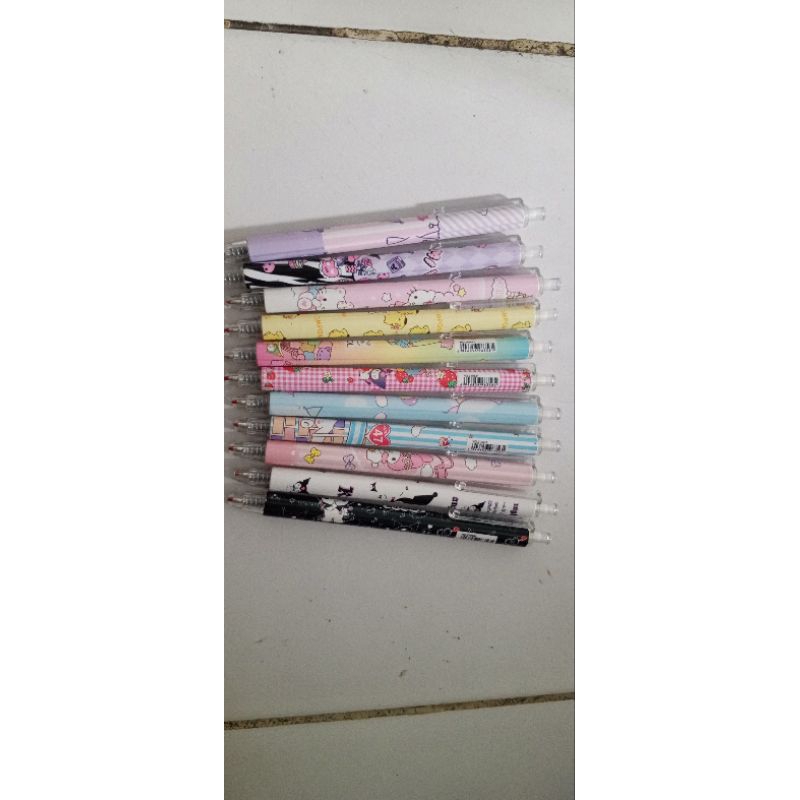 

Pulpen Sanrio tinta Hitam