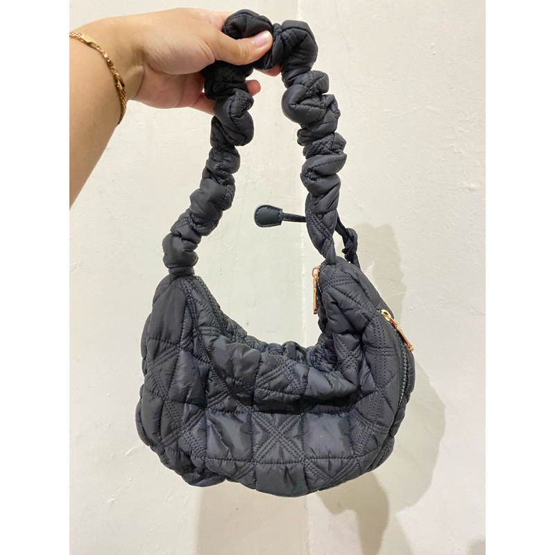 Tas Cicelle Hitam , Carlyn