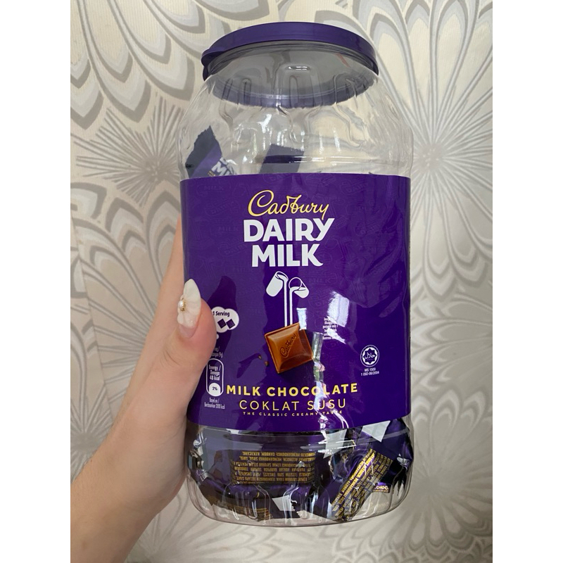 

coklat / chocolate cadbury dairy milk 405g isi 90 PCS