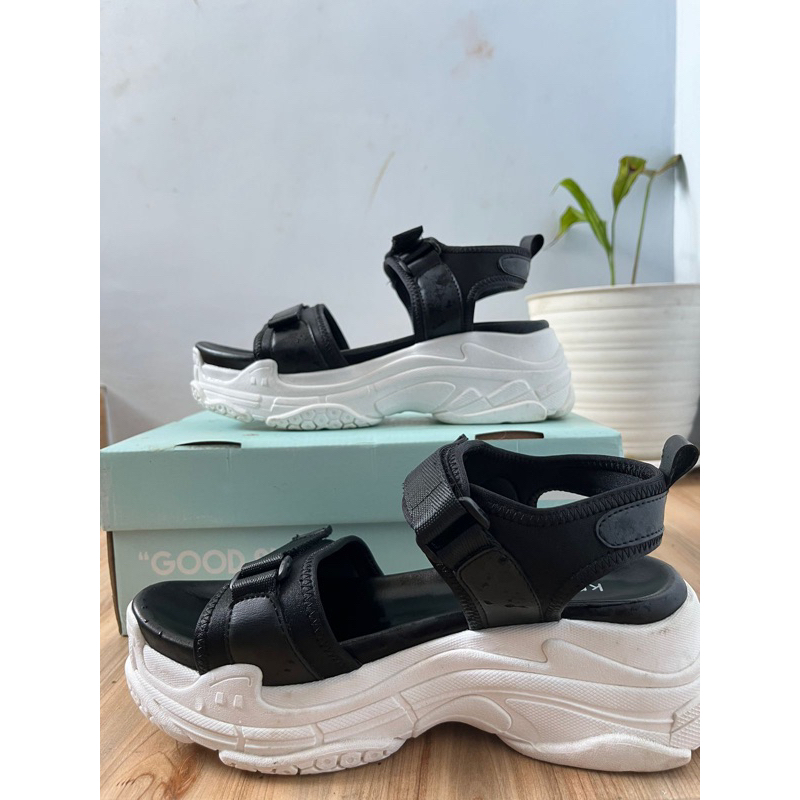 Sepatu Sandal Wanita Kronikel