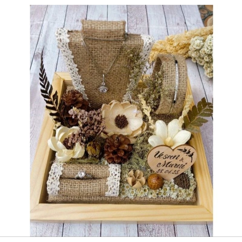 Tempat seserahan kalung gelang cincin bunga rustic