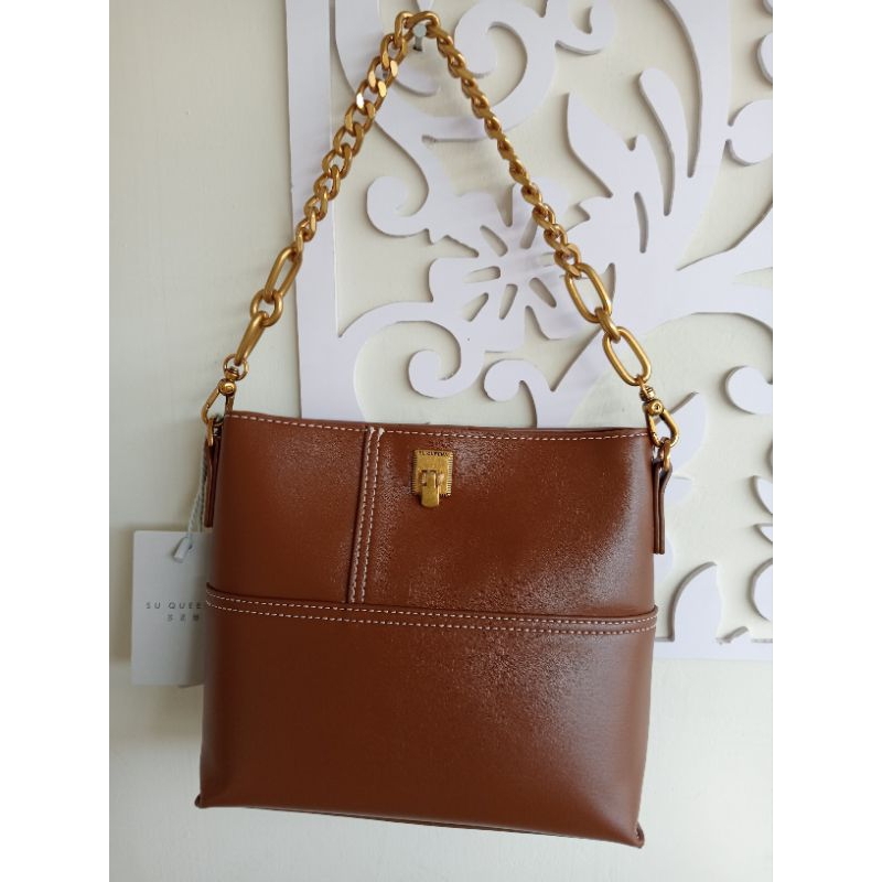 Tas import Su queena