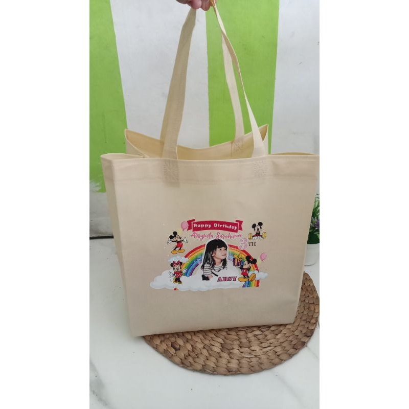 

Tas Box Nasi Custom Sablon Full Warna - Tas Hajatan Custom Sablon Tas Spunbond