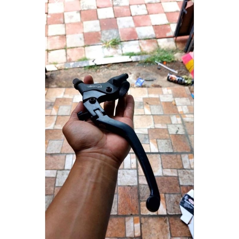 Handle kopling atau rem sebelah kiri brembo