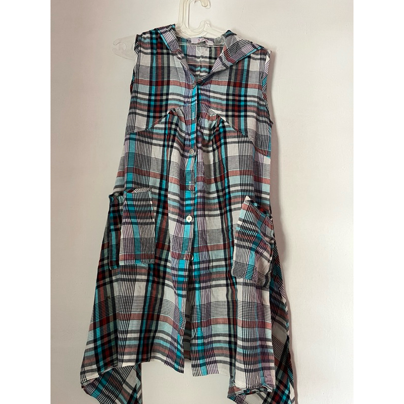 Outer Wanita Tanpa Lengan Motif Kancing