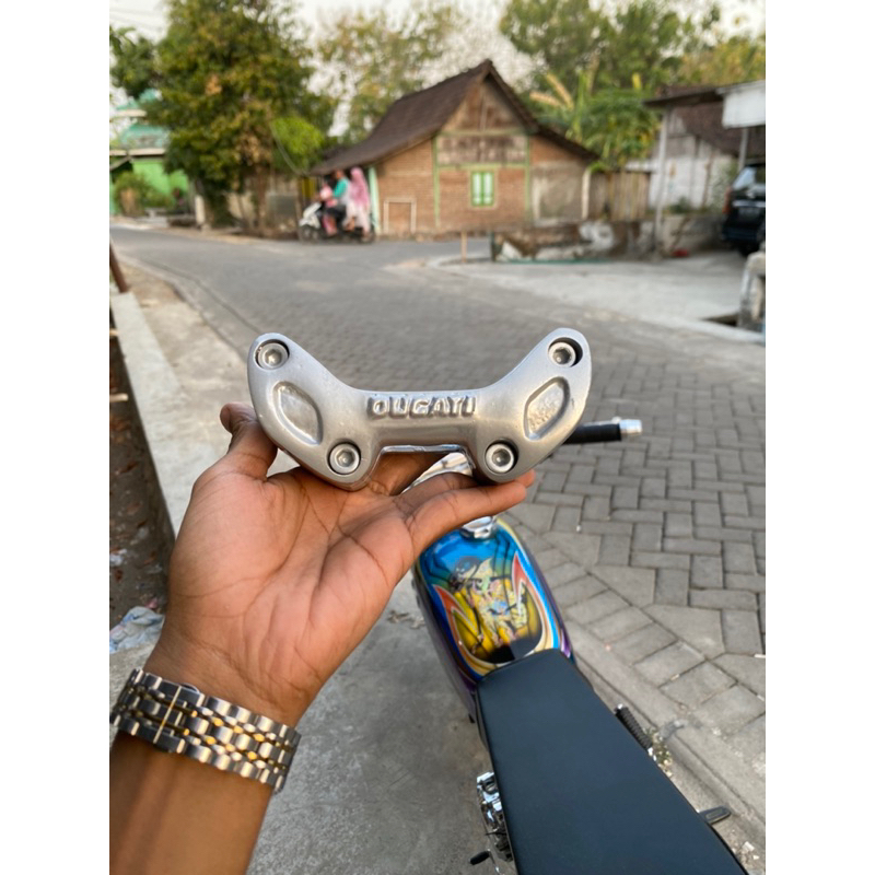 raiser atas model ducati