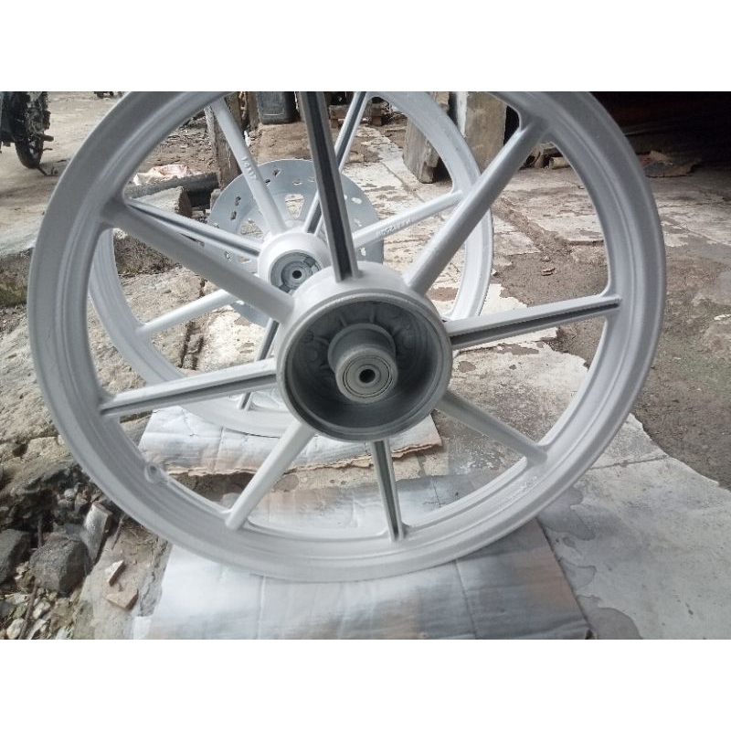 velg suzuki smash pnp lain lain nya.palang 8 lurus depan  belakang.tanpa ban atau ngga ada ban yah.k