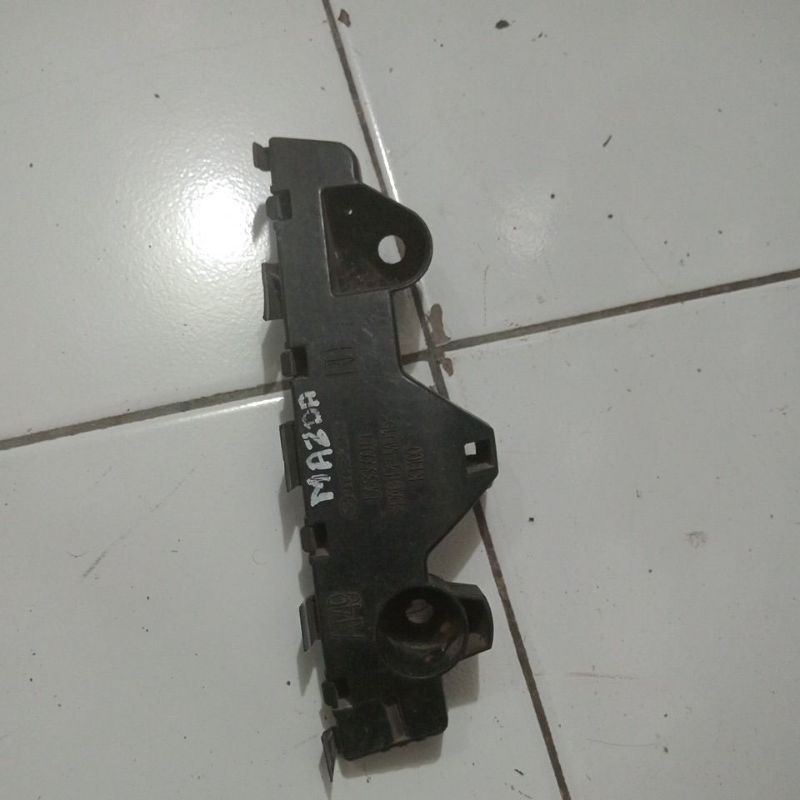 brecket bemper depan kanan mazda 2