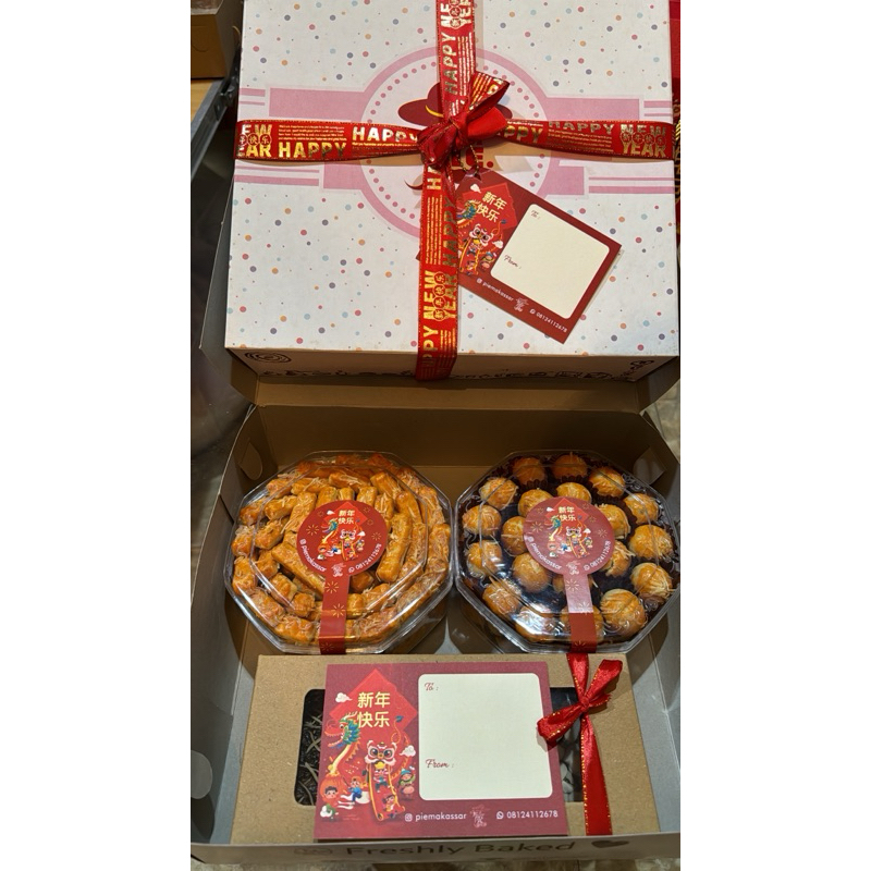 

Paket Hampers Imlek mix 2 Cookies Premium & 1 Brownies Bar Mister Pie Makassar CNY 2024