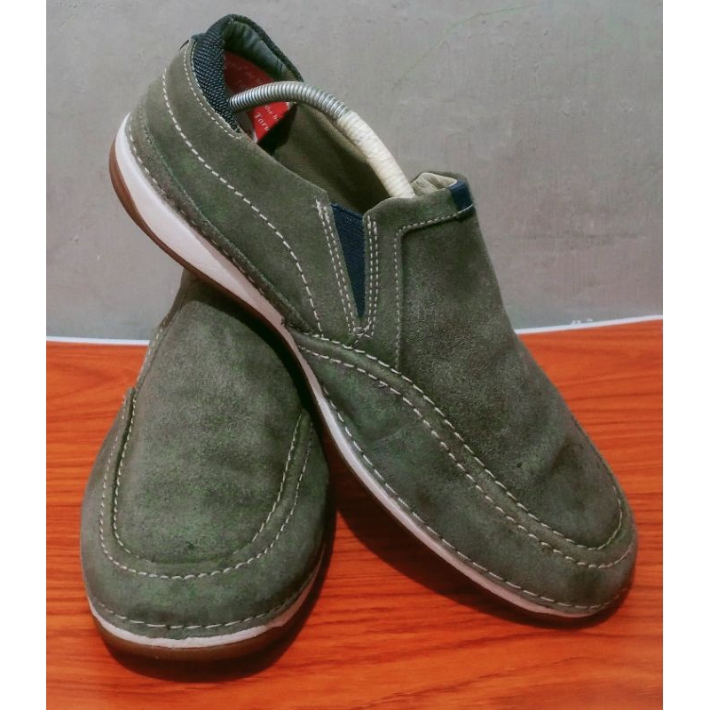 Sepatu pria slip on kulit Suede CLARKS grey Original
