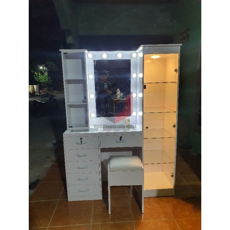 MEJA RIAS LAMPU DENGAN LEMARI TAS