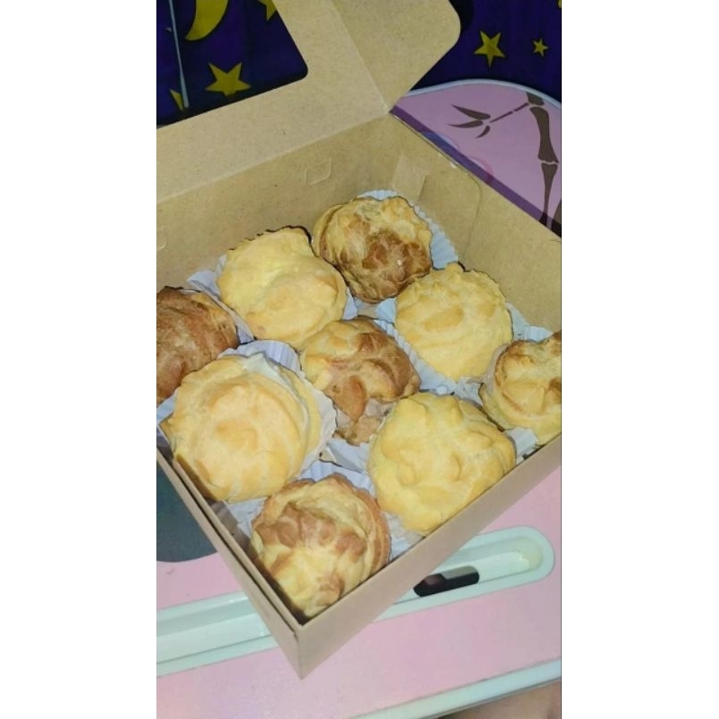 

KUE SOES/CHOUX PASTRY FILLING CHOCO&VANILLA CREAM isi 9pcs/box