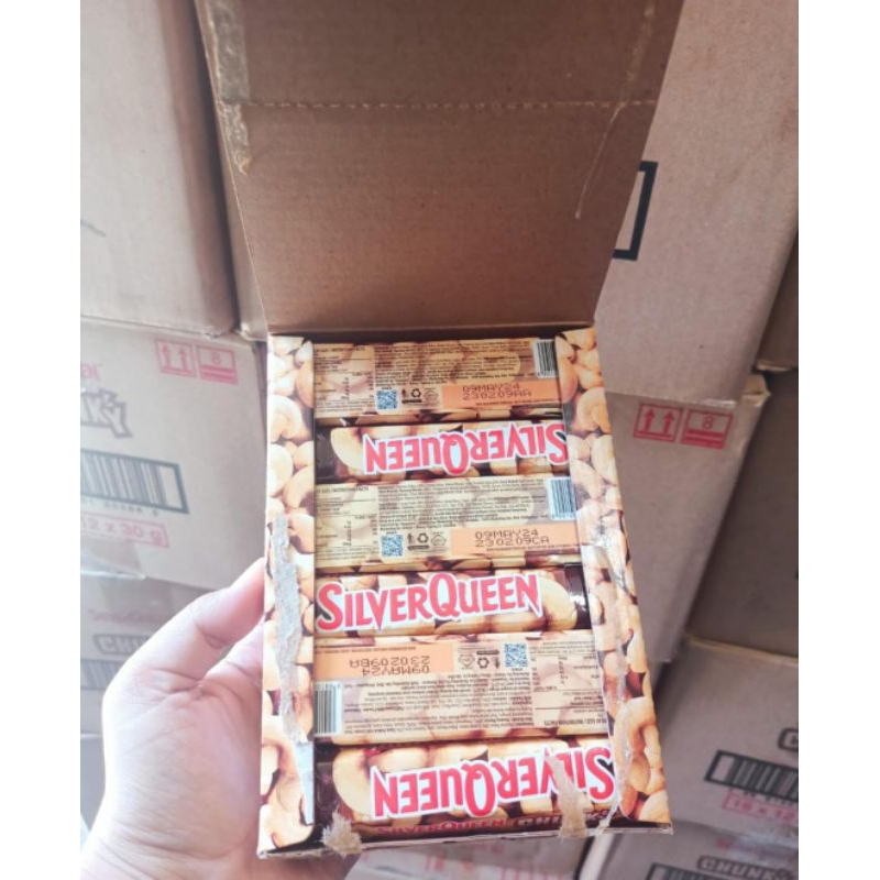 

Silverqueen Chunky Bar Box isi 12 pcs @33gr exp. Desember 2024 TERMURAH